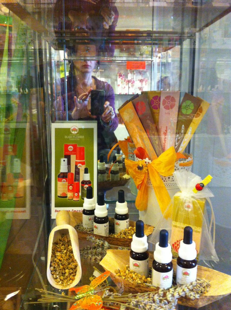 bacheca con prodotti di floriterapia
