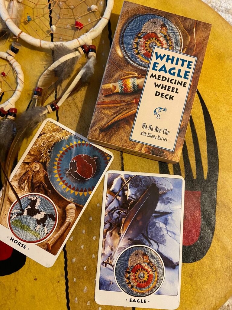 due carte e un deck di carte per il trattanento di Psicosciamanesimo